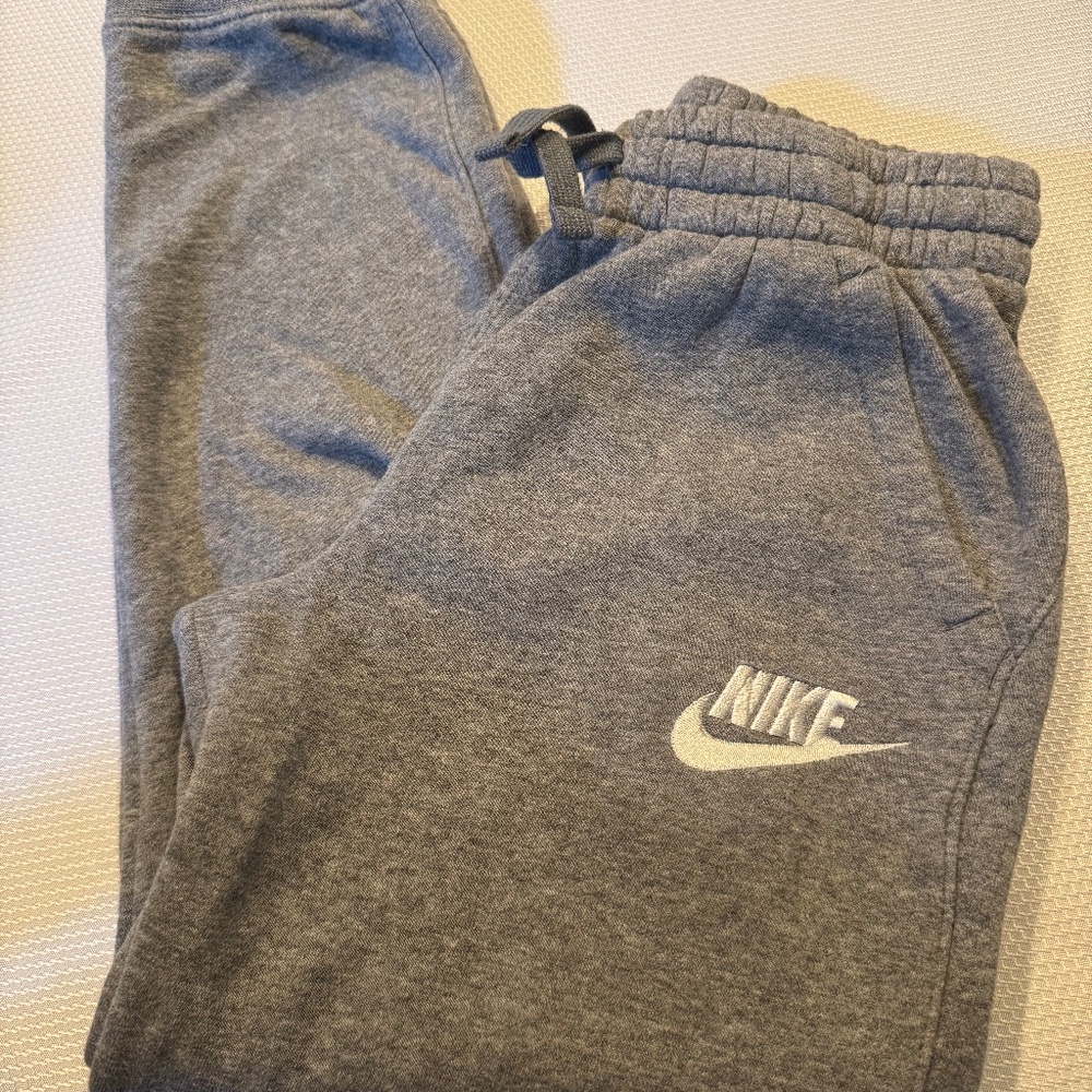 Youth Nike Club Fleece jogger Sweatpants in gray. Size M